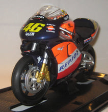 Indlæs billede til gallerivisning Honda RC 211v . 2002.Valentino Rossi. Guiloy 1:10