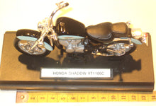 Indlæs billede til gallerivisning Honda Shadow VT1100C. Welly 1:18
