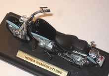 Indlæs billede til gallerivisning Honda Shadow VT1100C. Welly 1:18
