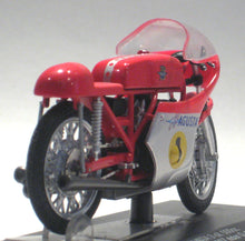 Indlæs billede til gallerivisning MV Agusta 3 cil 500 cc. World Champion 1967. G. Agostini. Italeri 1:22
