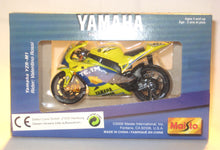 Indlæs billede til gallerivisning Yamaha Factory Racing Team 2006. Valentino Rossi. Maisto 1:18
