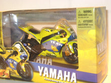 Indlæs billede til gallerivisning Yamaha Factory Racing Team 2006. Valentino Rossi. Maisto 1:18
