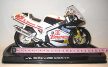 Indlæs billede til gallerivisning Honda NSR 500. Loris Caprirossi. Team Honda Pons. Guiloy 1:10
