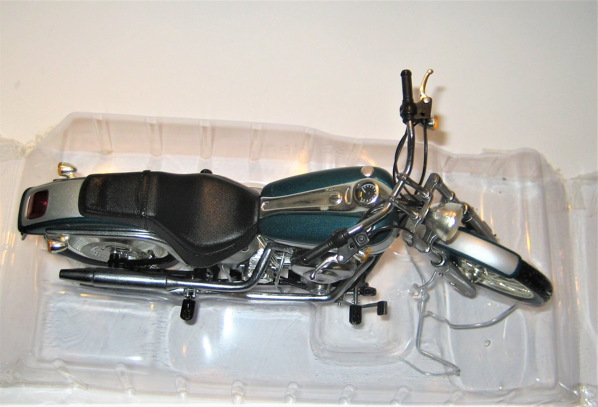 Harley Davidson. 2004 Softail Deuce. Ertl 1:10