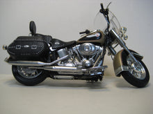 Indlæs billede til gallerivisning Harley Davidson Heritage Softail Classic. 2004. Ertl 1:10
