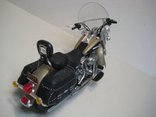 Indlæs billede til gallerivisning Harley Davidson Heritage Softail Classic. 2004. Ertl 1:10
