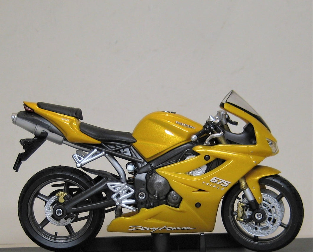 Triumph Daytona 675. Welly 1:18