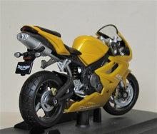 Indlæs billede til gallerivisning Triumph Daytona 675. Welly 1:18
