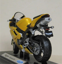 Indlæs billede til gallerivisning Triumph Daytona 675. Welly 1:18
