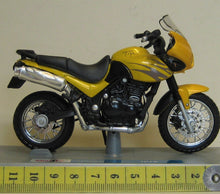 Indlæs billede til gallerivisning Triumph Tiger. Maisto 1:18
