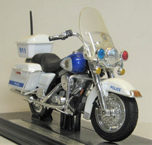 Indlæs billede til gallerivisning Harley Davidson FLHR Road King. Highway Patrol. Maisto 1:18
