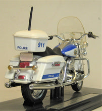 Indlæs billede til gallerivisning Harley Davidson FLHR Road King. Highway Patrol. Maisto 1:18
