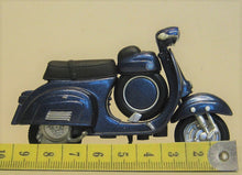 Indlæs billede til gallerivisning Vespa scooter. Maisto 1:18
