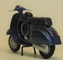 Indlæs billede til gallerivisning Vespa scooter. Maisto 1:18
