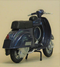 Indlæs billede til gallerivisning Vespa scooter. Maisto 1:18
