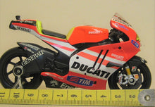 Indlæs billede til gallerivisning Ducati Desmosedici. 2011. Maisto 1:18
