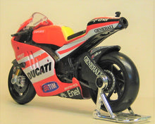 Indlæs billede til gallerivisning Ducati Desmosedici. 2011. Maisto 1:18
