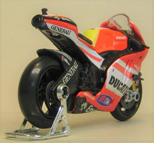 Indlæs billede til gallerivisning Ducati Desmosedici. 2011. Maisto 1:18
