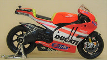 Indlæs billede til gallerivisning Ducati Desmosedici. 2011. Maisto 1:18
