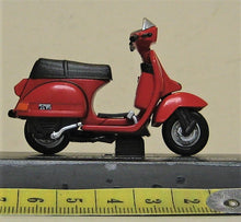 Indlæs billede til gallerivisning Vespa 125 TS Pole Position. 1985. NewRay 1:32
