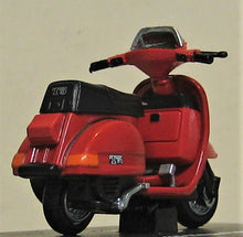 Indlæs billede til gallerivisning Vespa 125 TS Pole Position. 1985. NewRay 1:32
