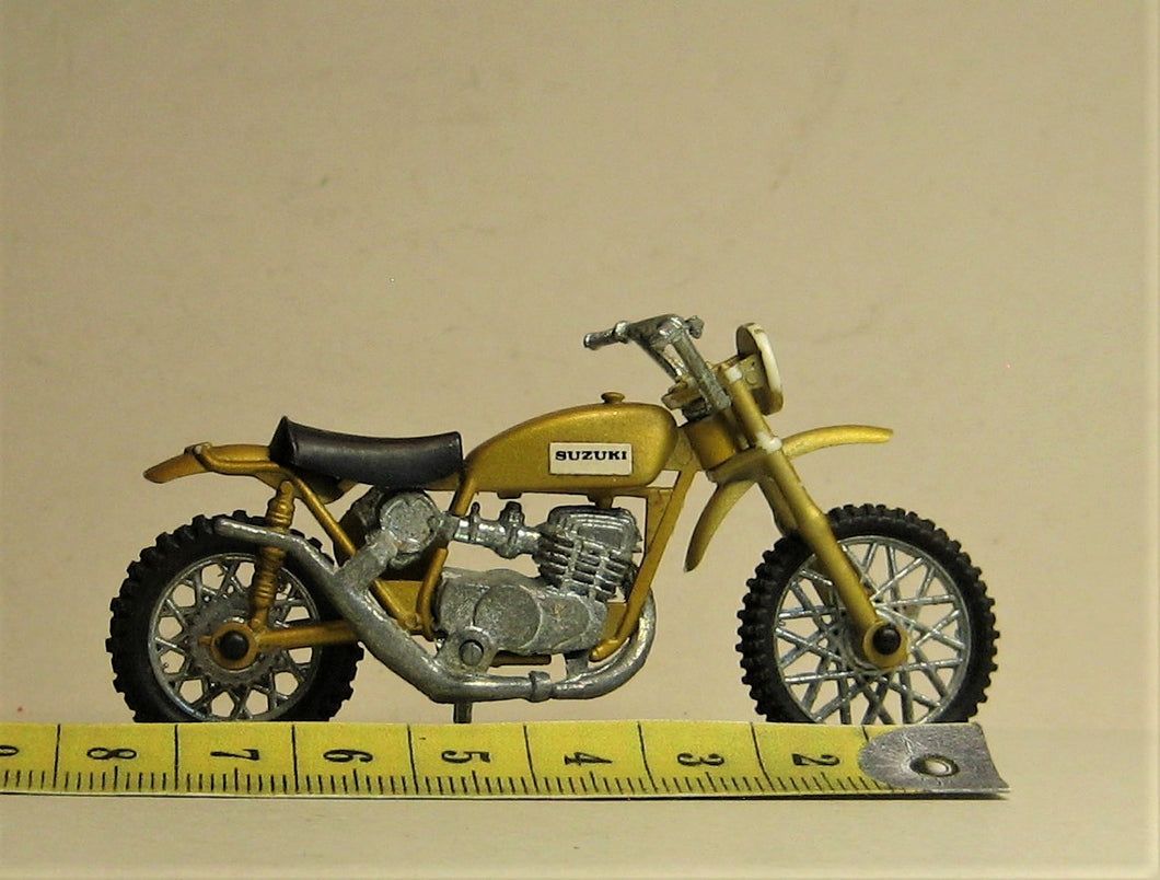 SUZUKI RM 70. Polistil 1:24. VINTAGE