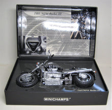 Indlæs billede til gallerivisning Triumph Rocket III. 2004. Minichamps 1:12
