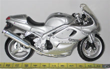 Indlæs billede til gallerivisning Triumph Daytona 955i. Maisto 1:18
