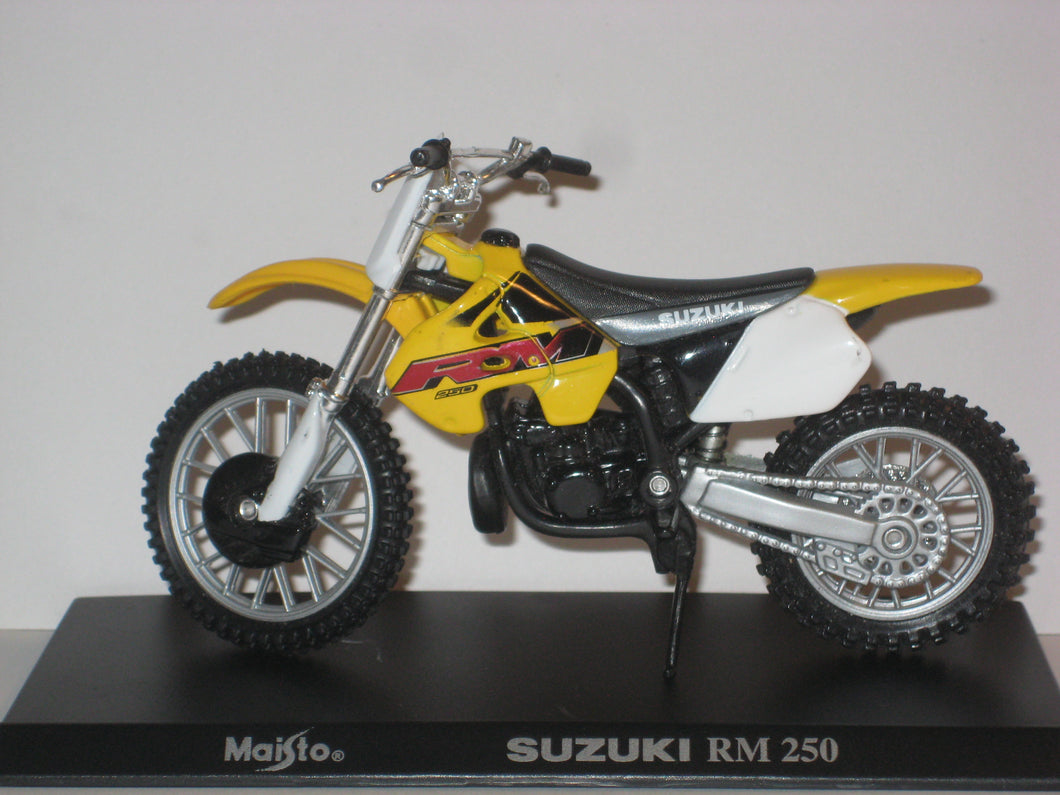 Suzuki RM250. Maisto 1:18