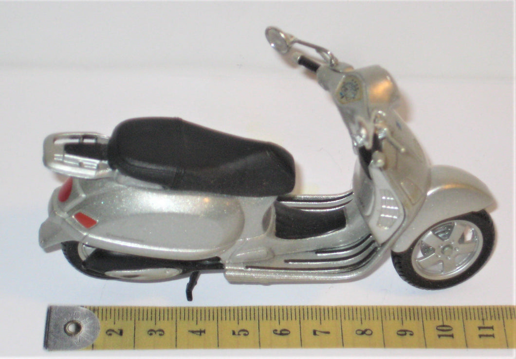 Vespa. Maisto 1:18