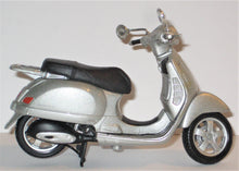 Indlæs billede til gallerivisning Vespa. Maisto 1:18
