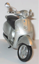 Indlæs billede til gallerivisning Vespa. Maisto 1:18
