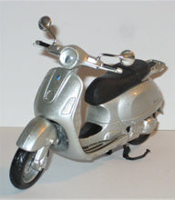 Indlæs billede til gallerivisning Vespa. Maisto 1:18
