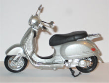 Indlæs billede til gallerivisning Vespa. Maisto 1:18
