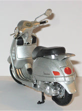 Indlæs billede til gallerivisning Vespa. Maisto 1:18
