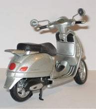 Indlæs billede til gallerivisning Vespa. Maisto 1:18
