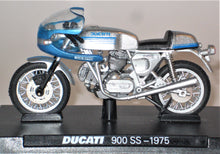 Indlæs billede til gallerivisning Ducati 900 SS -1975. Grani &amp; Partners 1:24
