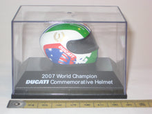 Indlæs billede til gallerivisning Hjelm 2007 World Champion. Ducati Commemorative Helmet. Grani &amp; Partners 1:8
