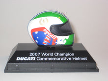 Indlæs billede til gallerivisning Hjelm 2007 World Champion. Ducati Commemorative Helmet. Grani &amp; Partners 1:8
