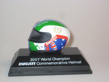 Indlæs billede til gallerivisning Hjelm 2007 World Champion. Ducati Commemorative Helmet. Grani &amp; Partners 1:8
