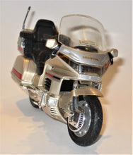 Indlæs billede til gallerivisning Honda Goldwing. Maisto 1:18.
