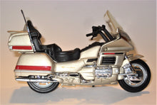 Indlæs billede til gallerivisning Honda Goldwing. Maisto 1:18.
