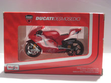 Indlæs billede til gallerivisning Ducati Desmosedici Casey Stoner No. 27. Maisto 1:18
