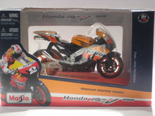 Indlæs billede til gallerivisning Honda RCV 2008. Dani Pedrosa. Maisto 1:18
