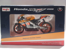 Indlæs billede til gallerivisning Honda RCV 2008. Dani Pedrosa. Maisto 1:18
