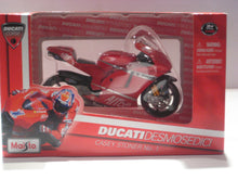 Indlæs billede til gallerivisning Ducati Desmosedici. No. 1. Casey Stoner. Maisto 1:18
