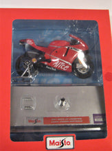 Indlæs billede til gallerivisning Ducati Desmosedici. Casey Stoner. WM 2007. Maisto 1:18
