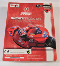 Indlæs billede til gallerivisning Ducati Desmosedici. Casey Stoner. WM 2007. Maisto 1:18
