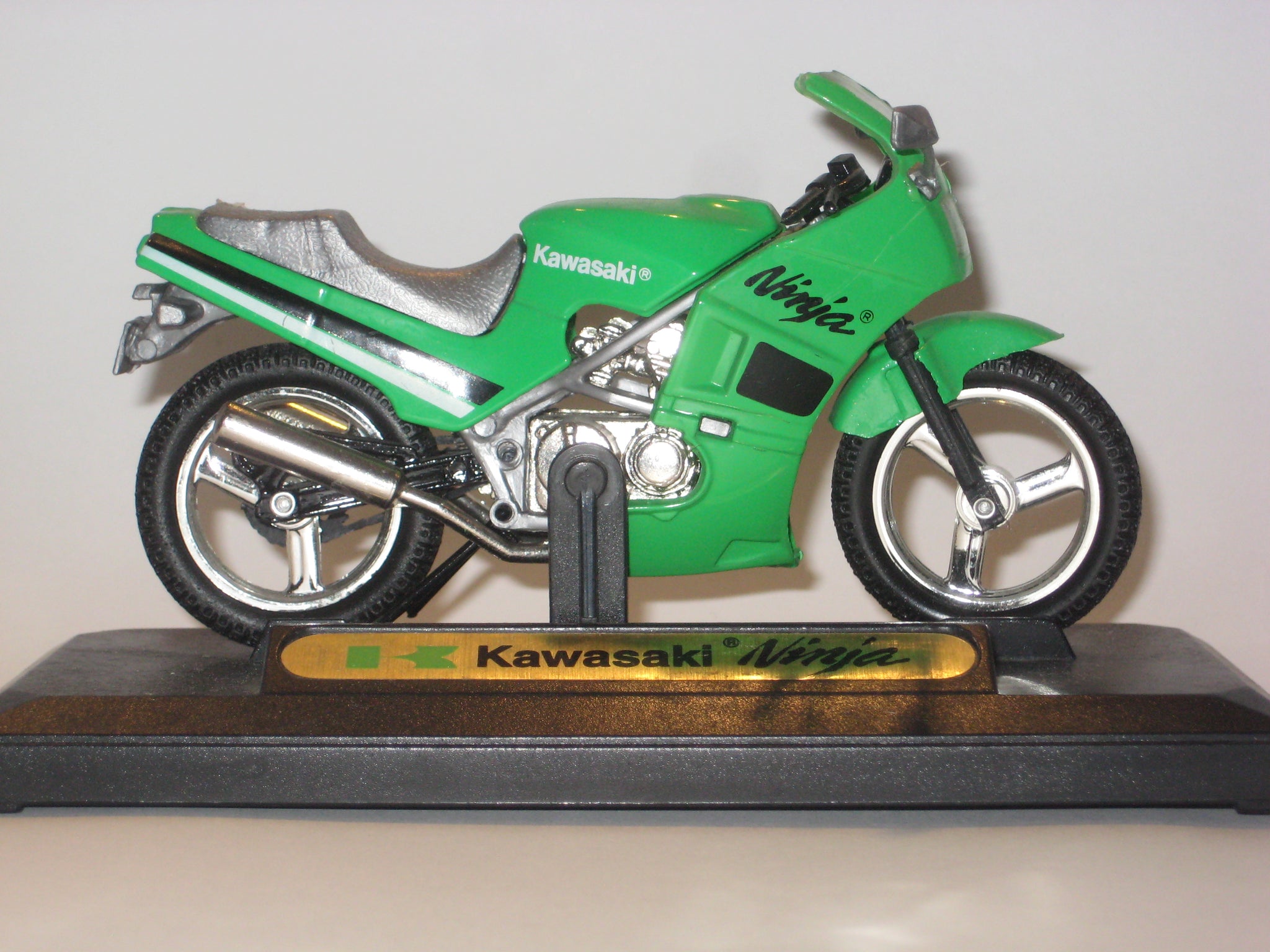 Kawasaki Ninja. Welly 1:18 modelmotorcykler.dk
