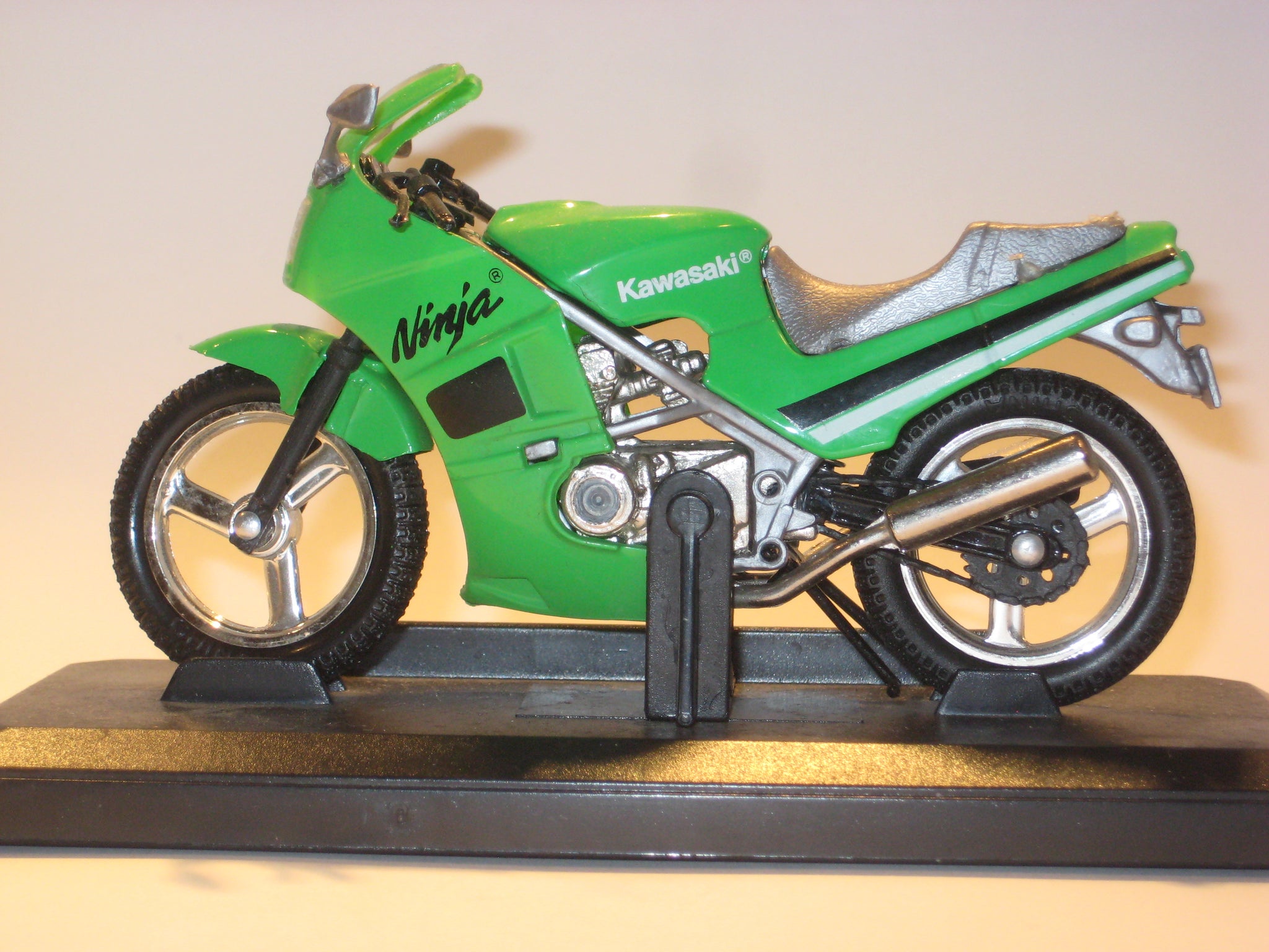 Kawasaki Ninja. Welly 1:18 modelmotorcykler.dk